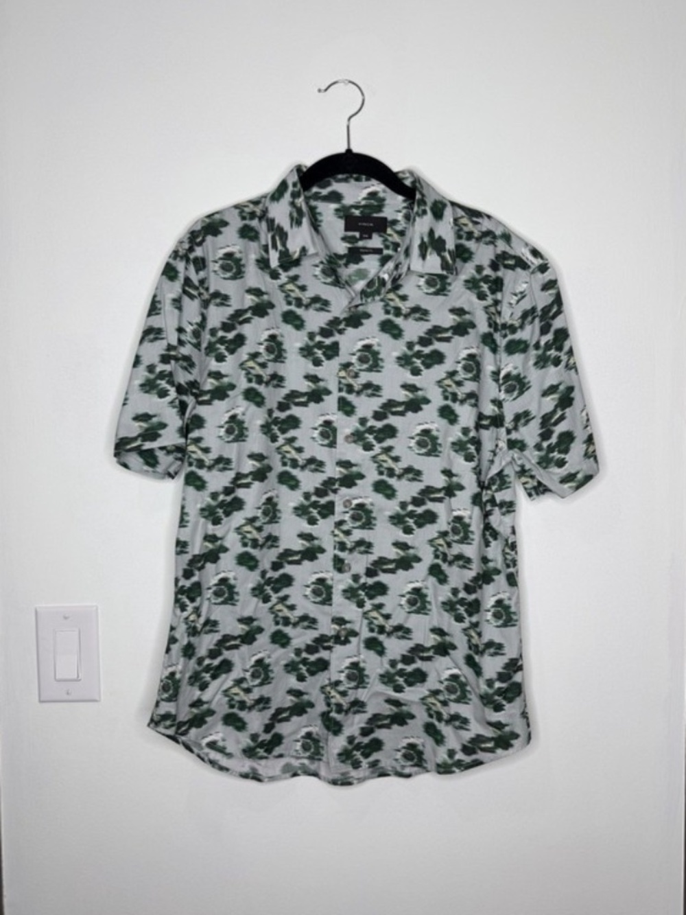 VINCE Hazy Camellia Short Sleeve Button Up Shirt Green Classic Mens Medium NEW